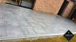 Création d’une terrasse carrelée avec aco drain