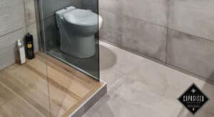 Salle de bain avec Douche Caillebotis et WC