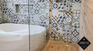 salle de bain avec baignoire ilot et carreaux ciment retro