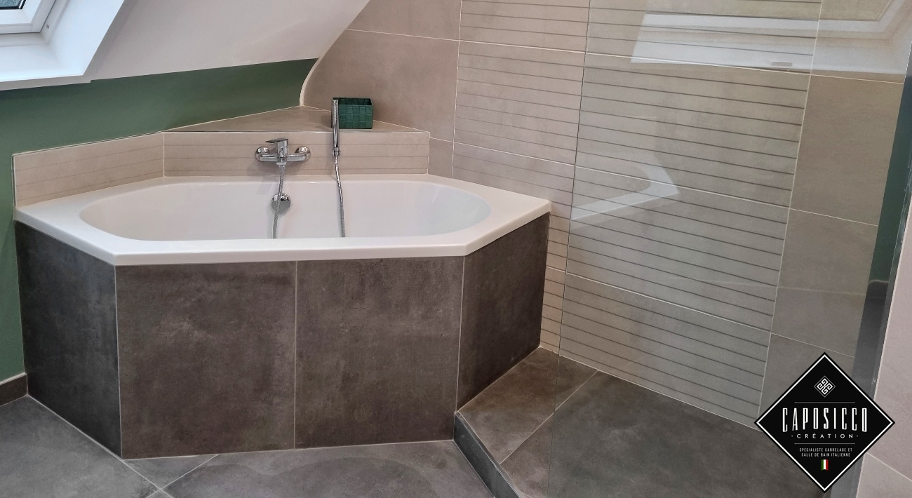 Création Salle de Bain avec baignoire douche avec siège forme trapèze et pose carrelage 60x120 cm