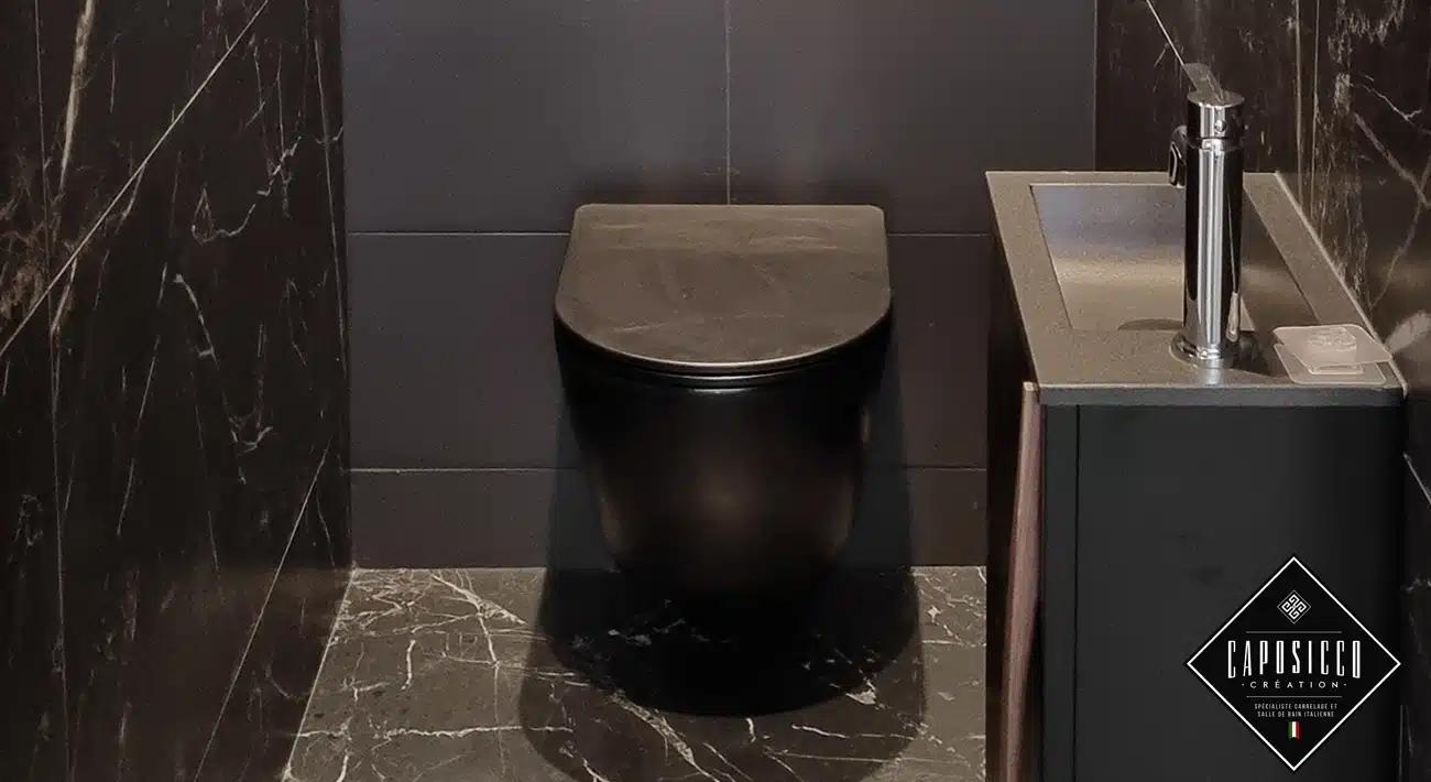 Pose carrelage WC sol et mural effet marbre noir